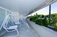 Exclusivo piso de 3 dormitorios en Marina Mariola en primera linea de playa en Marbella
