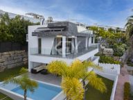 Villa for sale in El Campanario, Estepona