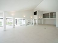Villa for sale in Nueva Andalucia