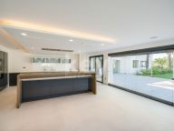 Villa for sale in Nueva Andalucia