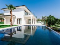 Villa for sale in Los Naranjos Golf, Nueva Andalucia