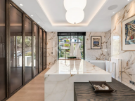 Villa en venta en Cascada de Camojan, Marbella Golden Mile