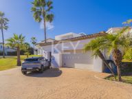 Villa for sale in El Paraiso, Estepona