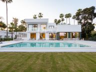 Villa for sale in El Paraiso, Estepona