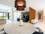 Villa for sale in El Paraiso, Estepona