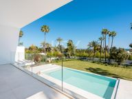 Villa for sale in El Paraiso, Estepona