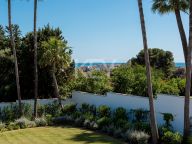 Villa for sale in El Paraiso, Estepona