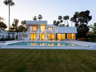 Villa for sale in El Paraiso, Estepona