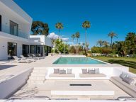 Villa for sale in El Paraiso, Estepona