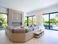 Villa for sale in El Paraiso, Estepona