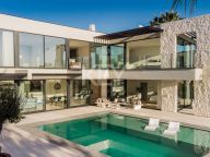 Villa en venta en Nueva Atalaya, Estepona