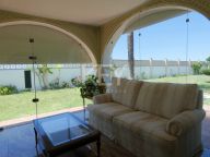 Villa en venta en Elviria Playa, Marbella Este