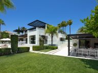 Villa for sale in La Cerquilla, Nueva Andalucia