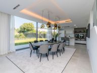 Villa for sale in Santa Clara, Marbella East