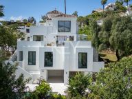 Villa for sale in Nueva Andalucia