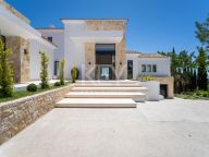 Villa for sale in El Herrojo, Benahavis