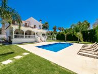 Villa for sale in Atalaya de Rio Verde, Nueva Andalucia