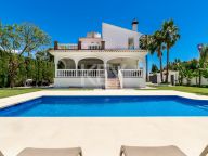 Villa for sale in Atalaya de Rio Verde, Nueva Andalucia