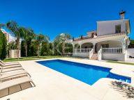 Villa for sale in Atalaya de Rio Verde, Nueva Andalucia