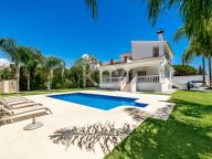 Villa for sale in Atalaya de Rio Verde, Nueva Andalucia