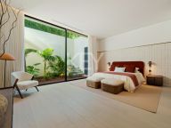 Villa for sale in Parcelas del Golf, Nueva Andalucia