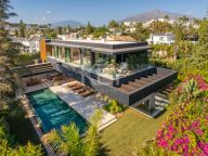 Villa for sale in Parcelas del Golf, Nueva Andalucia
