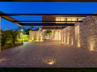 Villa for sale in Parcelas del Golf, Nueva Andalucia