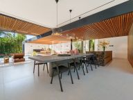 Villa for sale in Parcelas del Golf, Nueva Andalucia