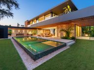 Villa for sale in Parcelas del Golf, Nueva Andalucia