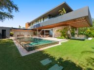 Villa for sale in Parcelas del Golf, Nueva Andalucia