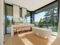 Villa for sale in Parcelas del Golf, Nueva Andalucia
