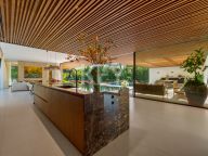 Villa for sale in Parcelas del Golf, Nueva Andalucia