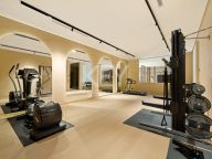 Villa for sale in Parcelas del Golf, Nueva Andalucia