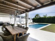 Villa for sale in Los Naranjos, Nueva Andalucia