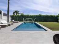 Villa for sale in Los Naranjos, Nueva Andalucia