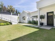 Villa for sale in Los Naranjos, Nueva Andalucia