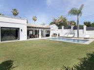 Villa for sale in Los Naranjos, Nueva Andalucia