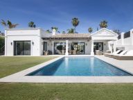 Villa for sale in Los Naranjos, Nueva Andalucia