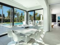 Villa for sale in Aloha, Nueva Andalucia