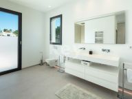 Villa for sale in Aloha, Nueva Andalucia