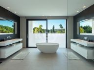 Villa for sale in Aloha, Nueva Andalucia