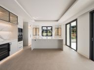 Villa en venta en La Resina Golf, Estepona