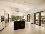 Villa for sale in La Cerquilla, Nueva Andalucia