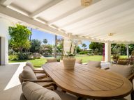 Villa for sale in La Cerquilla, Nueva Andalucia