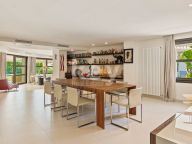 Villa for sale in La Cerquilla, Nueva Andalucia