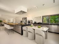 Villa for sale in La Cerquilla, Nueva Andalucia