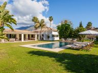 Villa for sale in La Cerquilla, Nueva Andalucia
