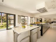 Villa for sale in La Cerquilla, Nueva Andalucia