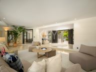 Villa for sale in La Cerquilla, Nueva Andalucia
