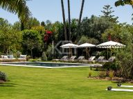 Villa for sale in La Cerquilla, Nueva Andalucia